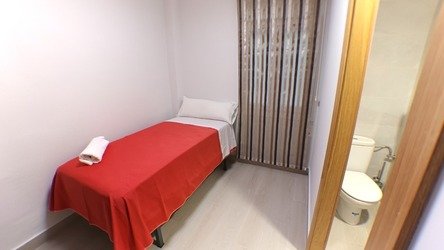 https://www.pensionlaestacion.com/jomres/uploadedimages/1/rooms/13/thumbnail/1406-011.jpg